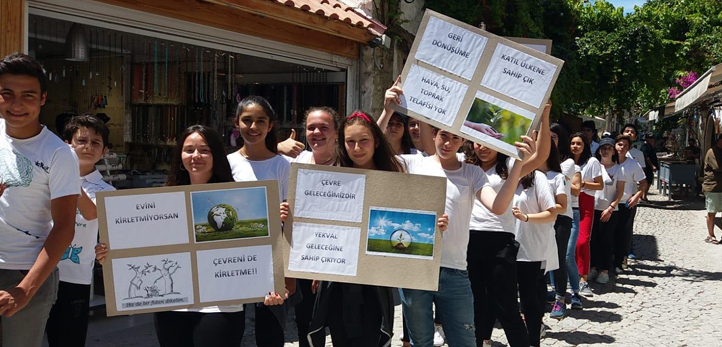 İzmir Çeşme'de öğrenciler, çevre duyarlılığı için sokağa indi