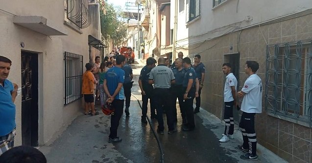 İzmir Konak Zeybek Mahallesi’nde madde bağımlısı, annesi ve kız kardeşinin yaşadığı evi kundakladı