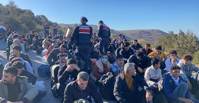 İzmir Urla’da 107 düzensiz göçmen ve 11 organizatör yakalandı